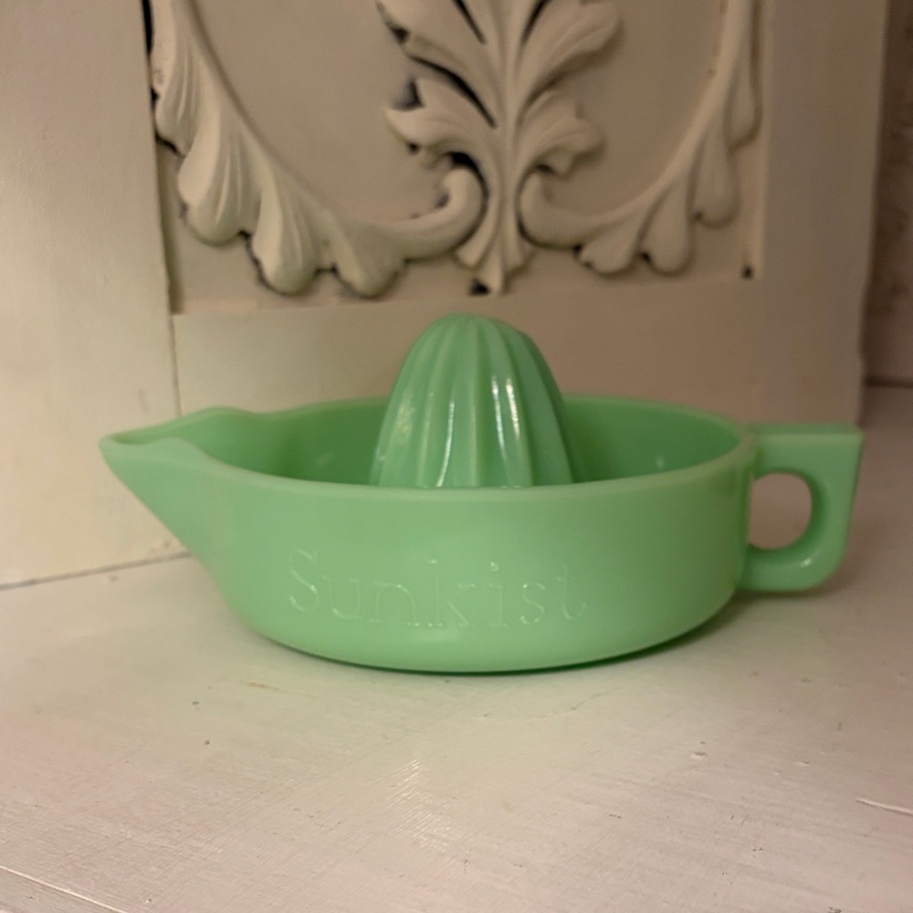 Sunkist Green Jadeite Reamer Juicer - Picture 2 of 6